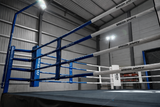 Superbe ring de boxe pro avec éclairage inclus (vue depuis le coté du ring). Finitions Premium.