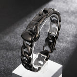 Bracelet gant de boxe acier noir présenté en vitrine de bijoutier