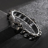 Bracelet gant de boxe acier noir, détail de finition