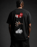 Dos du t-shirt noir avec gant Tyson, main bagues Jordan et gant Michael Jackson.