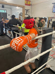 La jeune championne de boxe belge s'entraine avec du matériel esprit boxe