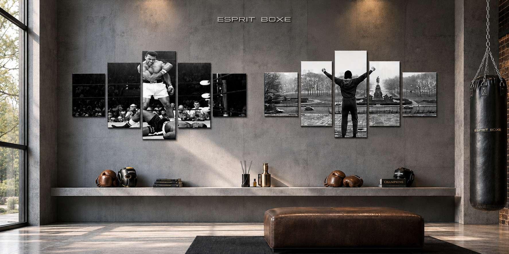 Collection tableaux de boxe 5 pièces Esprit Boxe : deux polyptyques noir et blanc sur un mur de béton, Ali debout au-dessus de Liston et silhouette bras levés en haut de l'escalier, avec gants, casques et sac de frappe