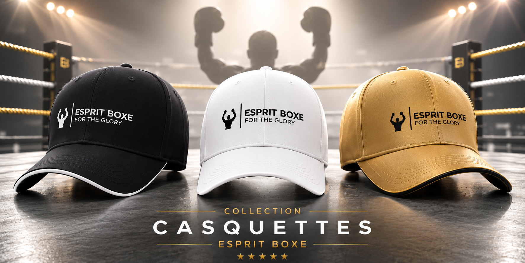 Collection casquettes Esprit Boxe : casquettes noire, blanche et dorée à logo et devise For the Glory, devant un ring de boxe