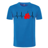 T-shirt boxe bleu azur, tracé de battement de cœur noir et paire de gants de boxe rouges