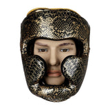 Casque de boxe intégral doré à motif écailles de serpent, porté de face, pommettes rembourrées