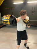 Boxeur à l'entraînement avec les gants de sparring Esprit Boxe noir et or