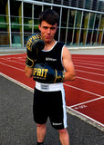 Boxeur à l'entraînement avec les gants de sparring Esprit Boxe noir et or