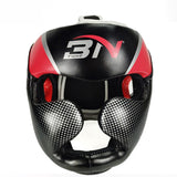 Casque de boxe rouge vu de face : ouverture faciale et protections des joues