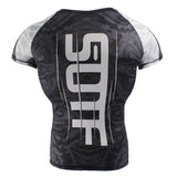 Rashguard SOTF serpent gris, vue de dos avec logo vertical blanc