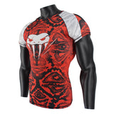 Rashguard SOTF motif serpent rouge, vue de face, épaules en écailles blanches