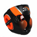Casque de boxe orange et noir, bandes diagonales et motif pointillé sur les joues