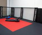Panneaux MMA assemblés pour créer une zone de combat