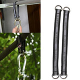 Sangles pour sac de frappe installées autour d'une barre et d'une branche d'arbre, avec mousqueton