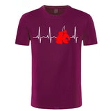 T-shirt boxe bordeaux, tracé de battement de cœur blanc et paire de gants de boxe rouges