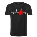 T-shirt boxe noir, tracé de battement de cœur blanc et paire de gants de boxe rouges