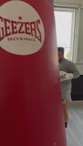 Le champion de boxe poids lourd qui s'entraine au sac