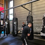 Sac de frappe personnalisé suspendu en salle de boxe
