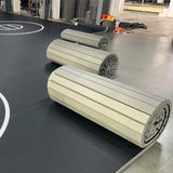 Tapis rouleau personnalisé en cours de pose dans une salle de sport