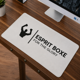 Tapis de souris boxe XXL blanc posé sur un bureau, logo Esprit Boxe noir