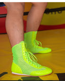 Chaussures de boxe anglaise, semi montante, et fluorescentes, utilisée par un boxeur