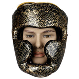 Casque de boxe intégral doré à motif écailles de serpent, porté de face, pommettes rembourrées
